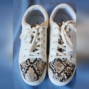 Women's Arizona Jean Co 7.5 white w/snake skin-looking accent